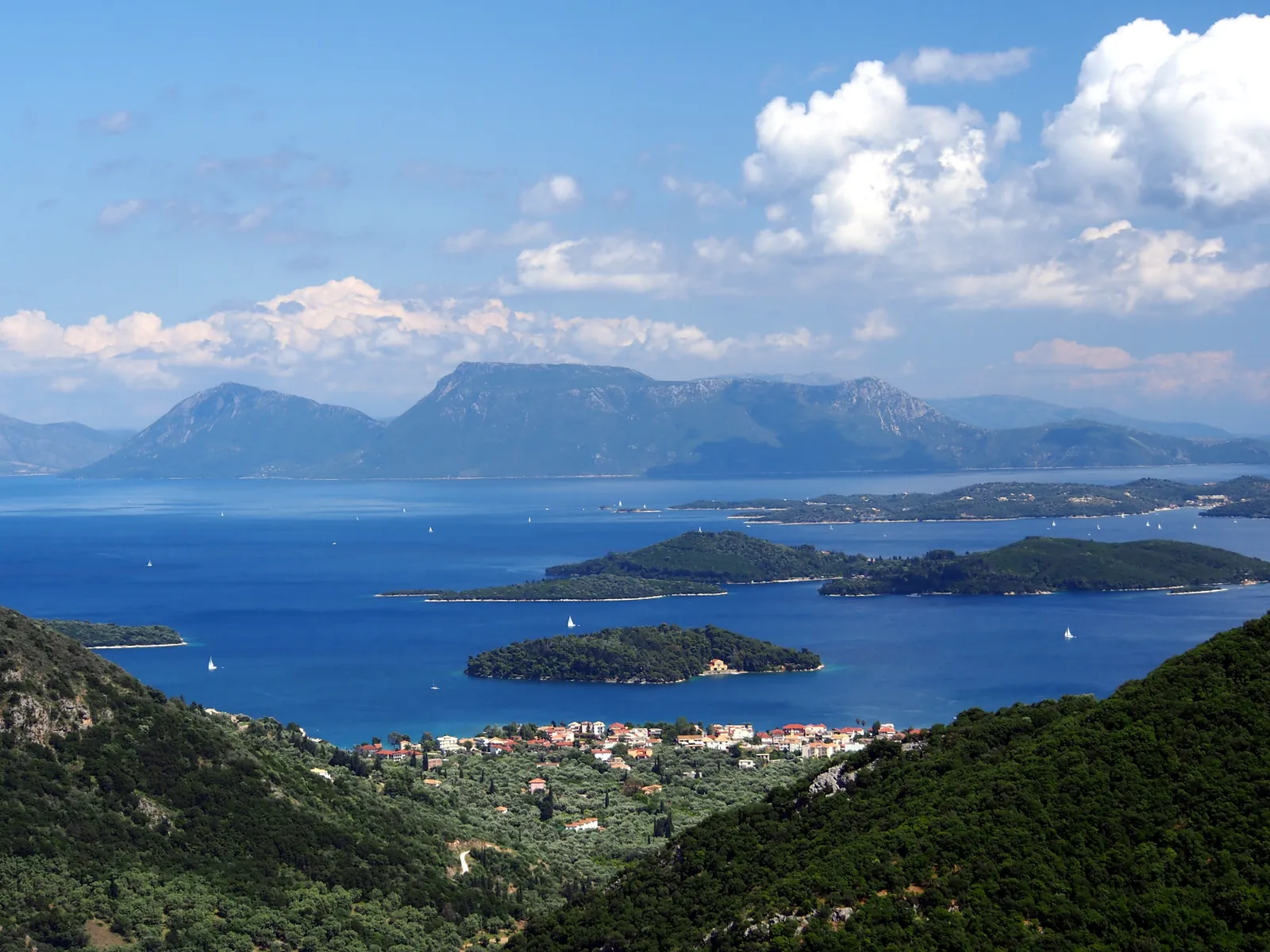 Τα νησάκια απέναντι από το Νυδρί και το Μεγανήσι, ανατολική Λευκάδα