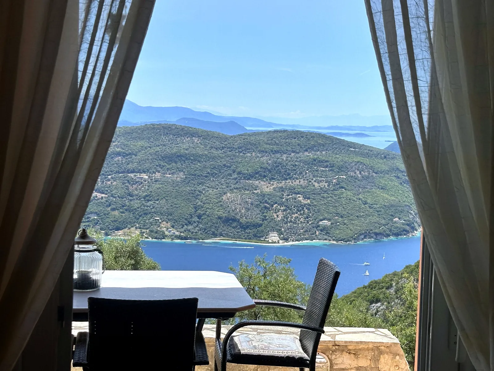 Από τις πόρτες του σαλονιού στη βεράντα και τη θάλασσα