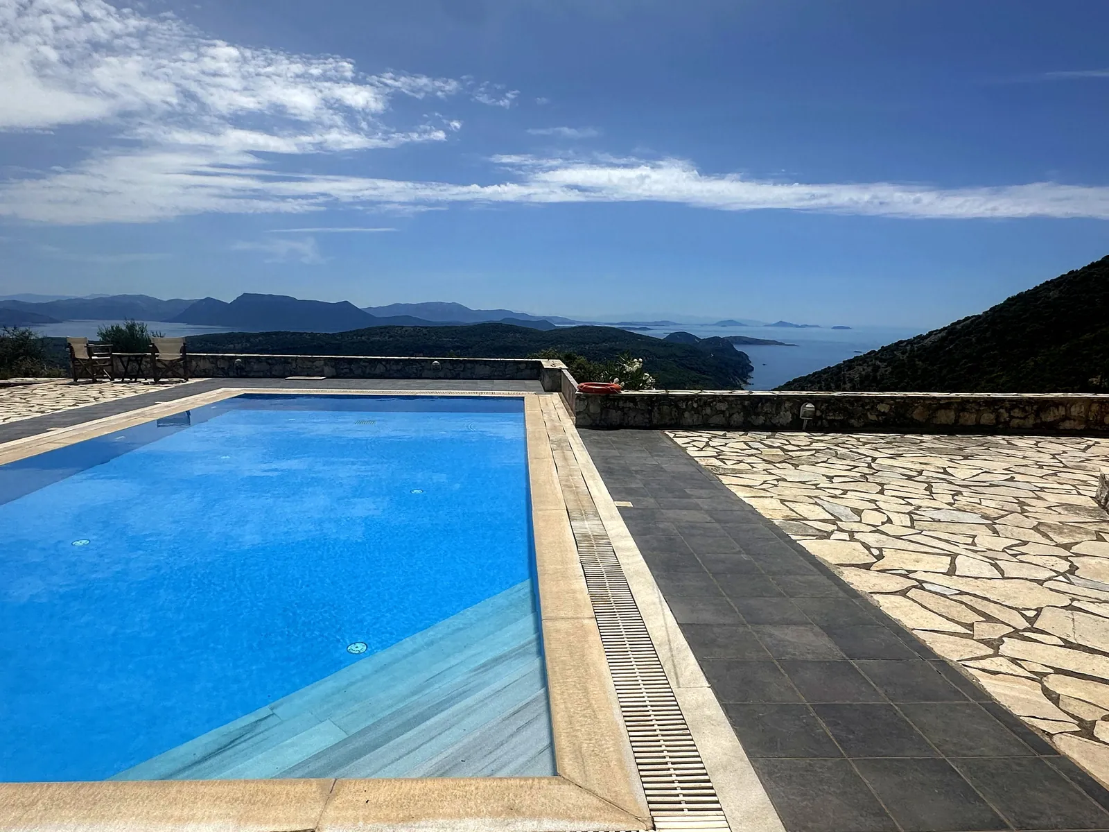 Η άκρη της πισίνας και η πέτρινη βεράντα, με θέα ανατολικά στη θάλασσα