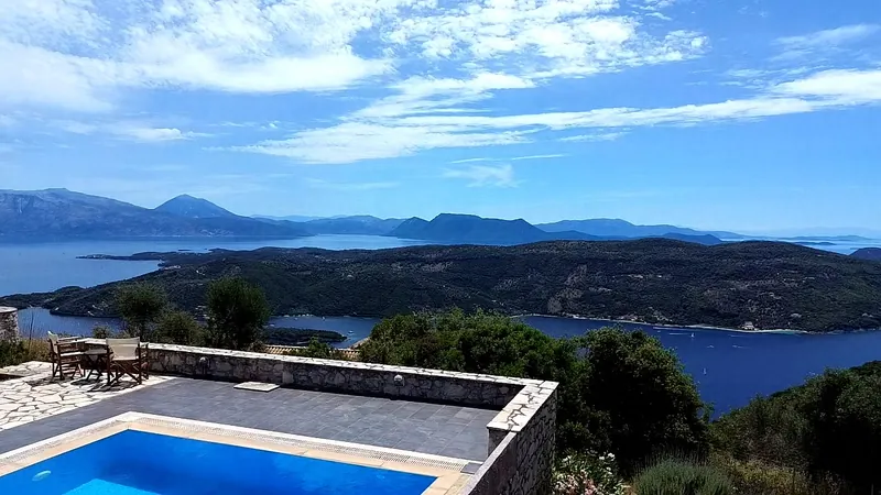 Η πισίνα και η θέα προς το Μεγανήσι