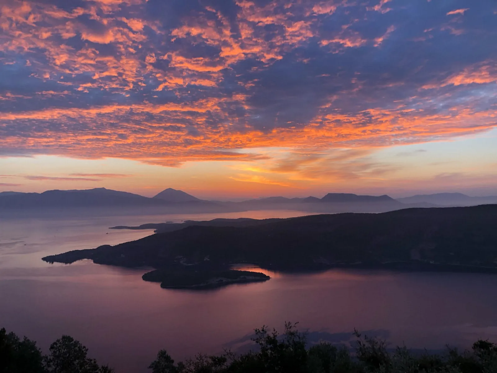 Η ανατολή πάνω από το στενό και τα βουνά της στεριάς