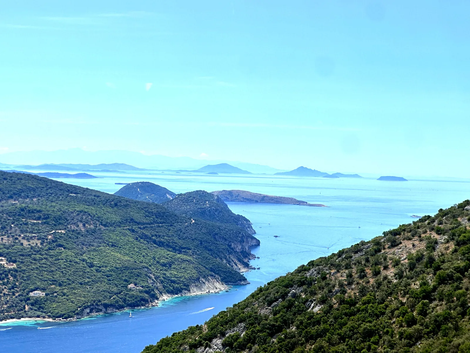 Η ακτή κάτω από τη βίλα