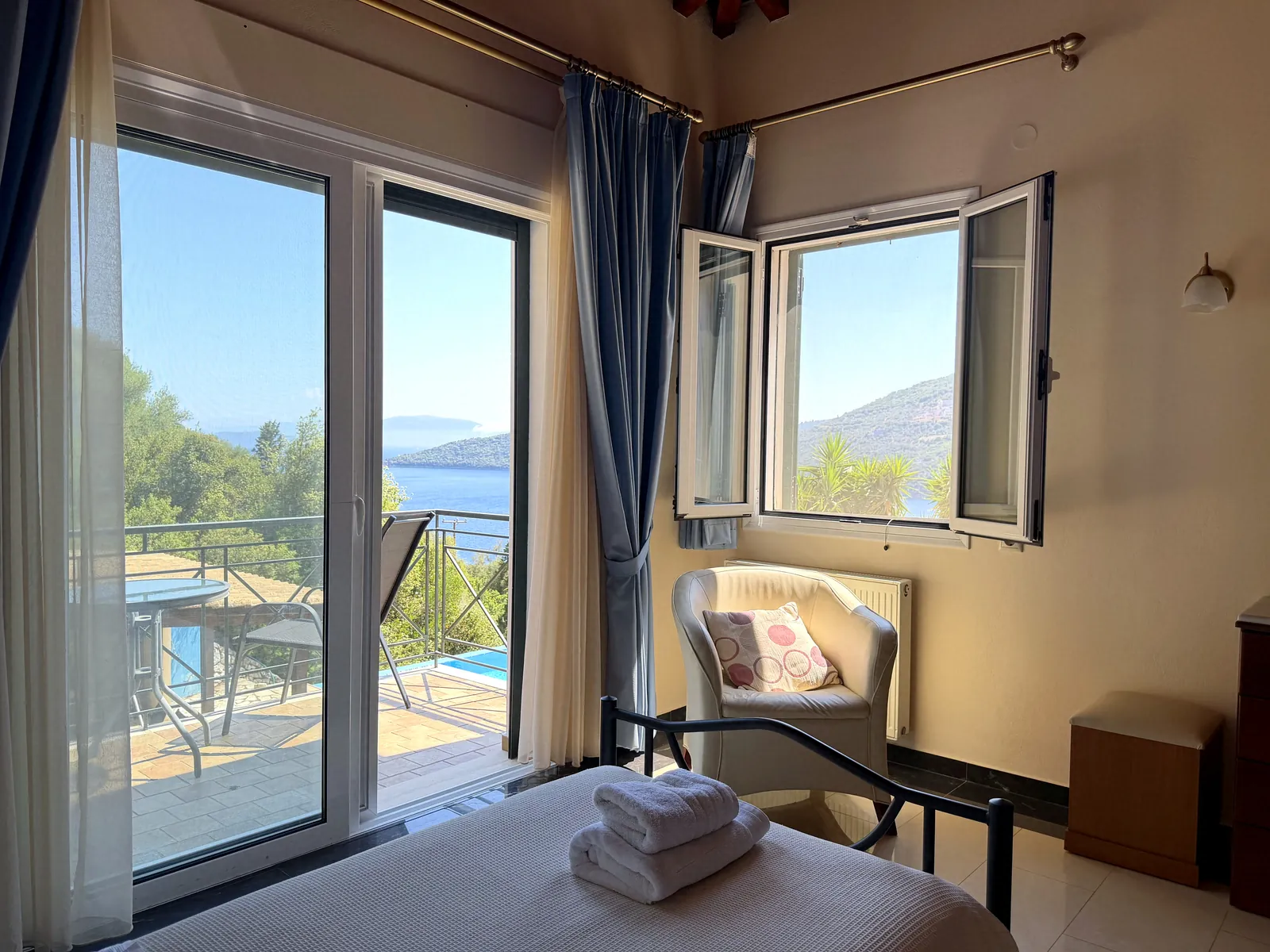 Δίκλινο με μονά κρεβάτια, μπαλκόνι και θέα στη θάλασσα