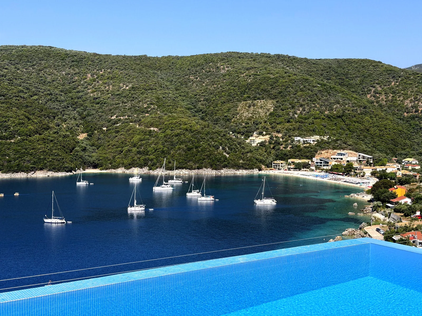 Villa Cavos: η infinity πισίνα πάνω από τον κόλπο του Μικρού Γιαλού