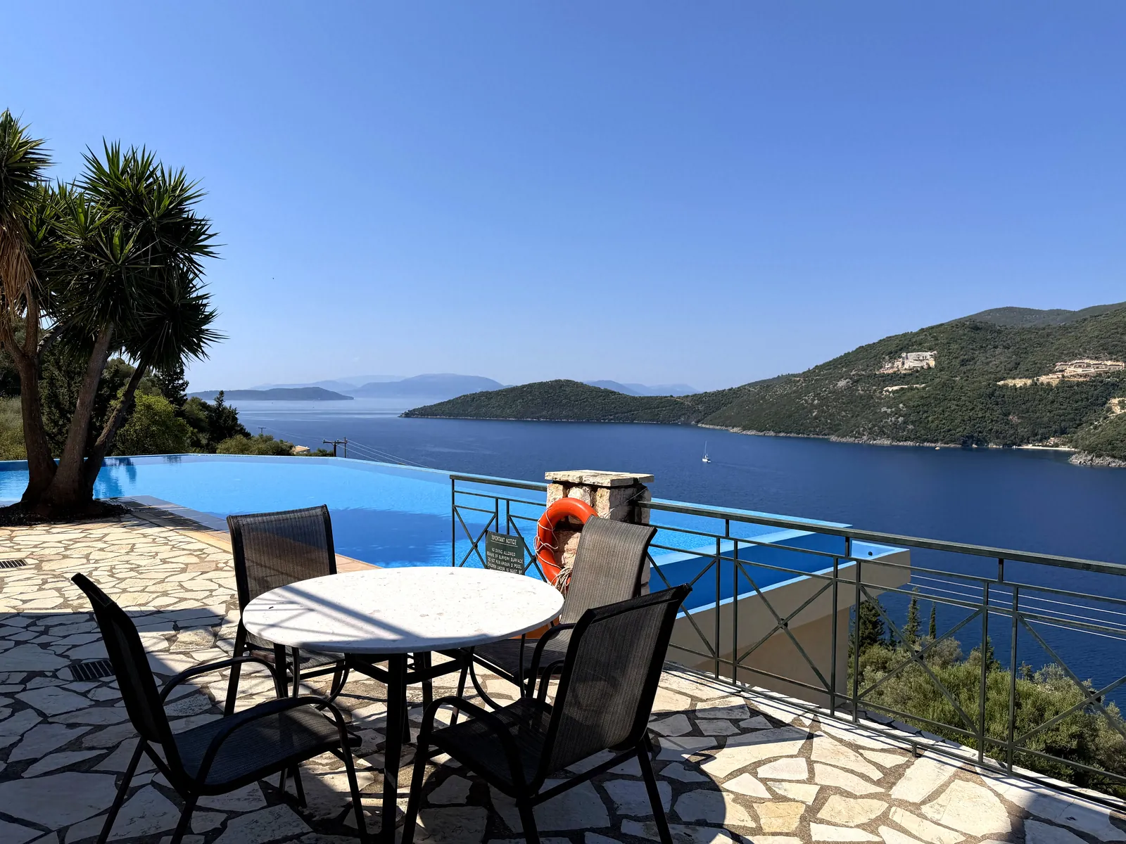 Τραπέζι στη βεράντα, δίπλα στο χείλος της πισίνας