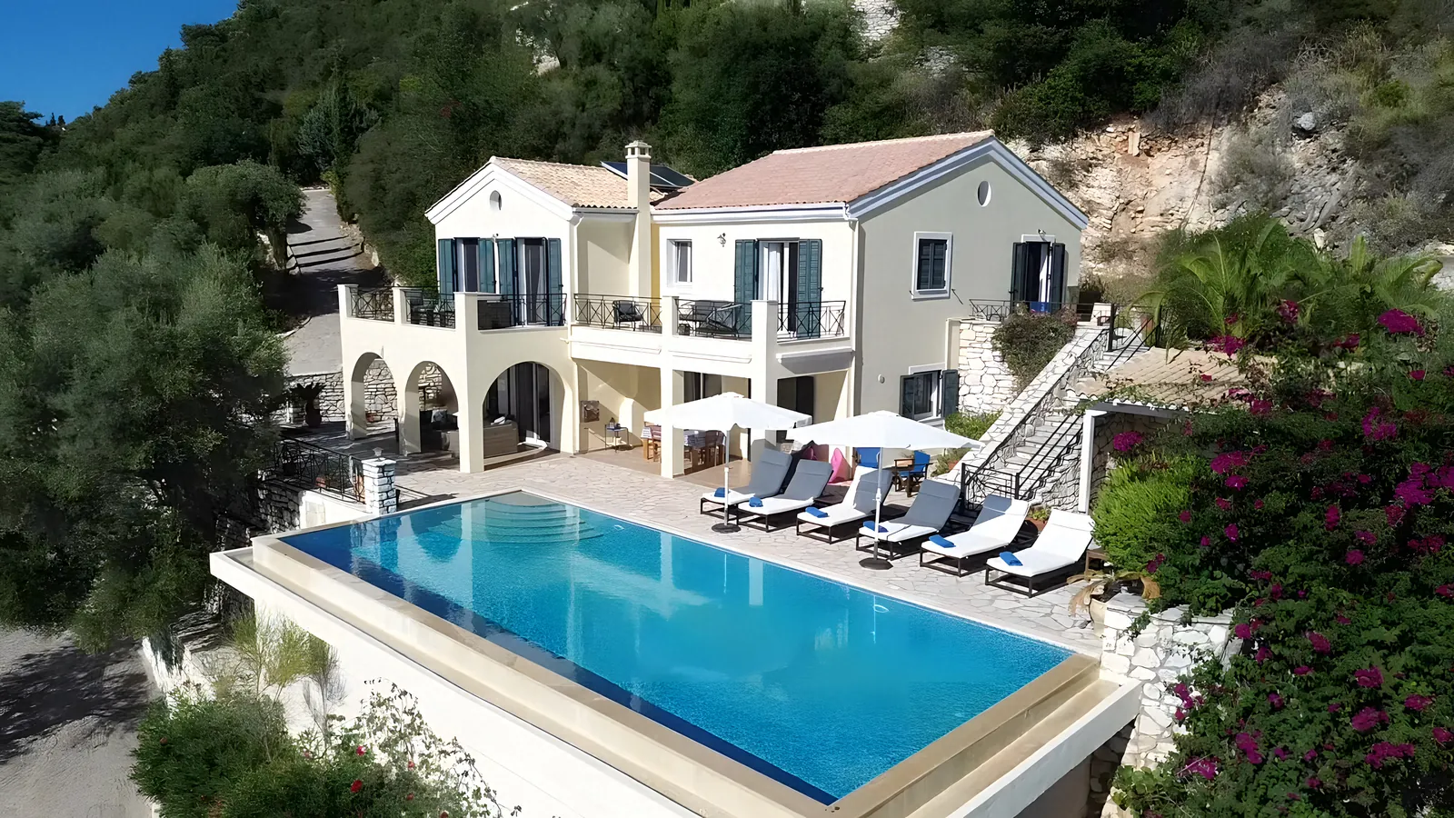 Το σπίτι και η πισίνα από ψηλά