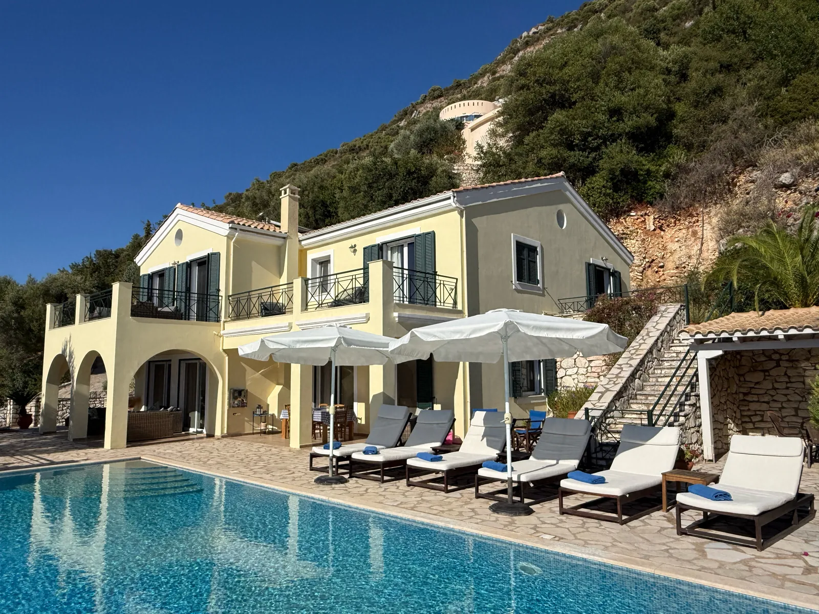Villa Phoebe: το σπίτι πάνω από την infinity πισίνα