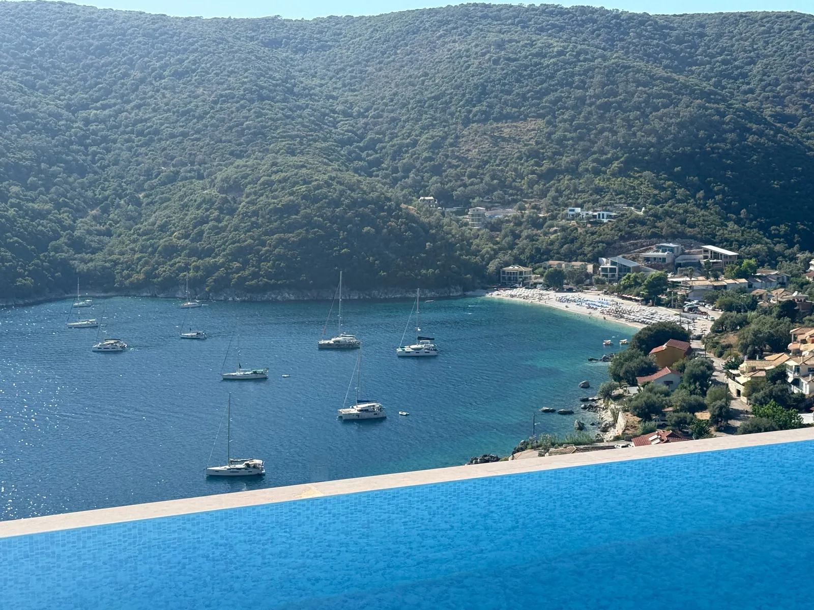 Το χείλος της πισίνας προς το χωριό και τον κόλπο