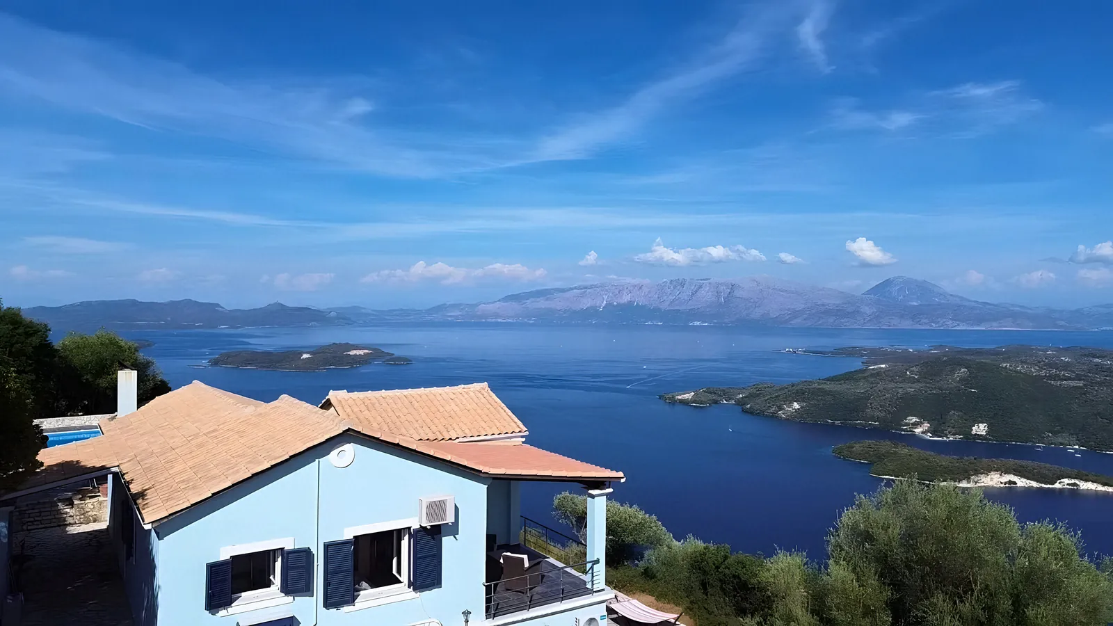Το σπίτι από ψηλά, με τα νησιά πιο πέρα