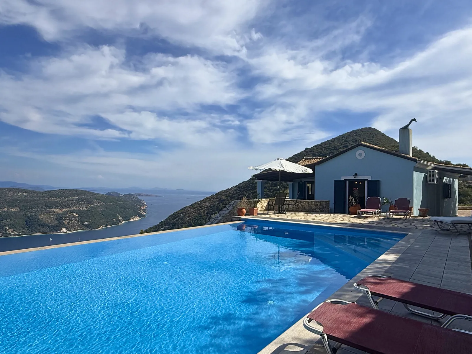Villa Scala, Πόρος: το σπίτι πάνω από την πισίνα και το στενό