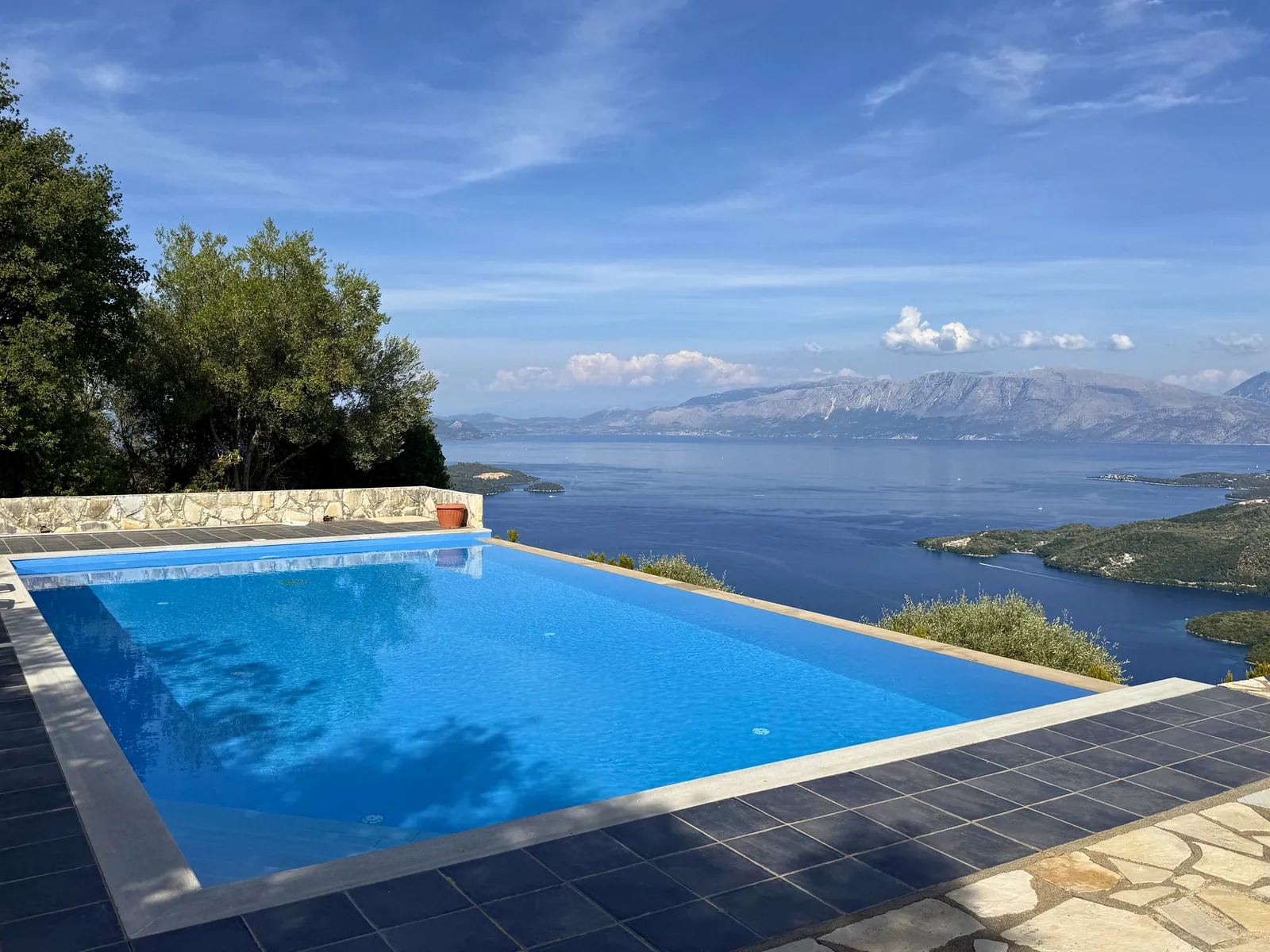Η πισίνα και η θάλασσα από κάτω